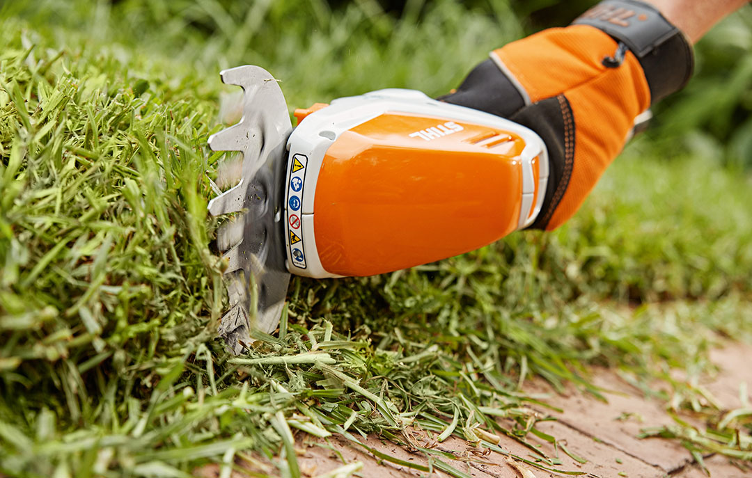 Een compacte gras- en buxusschaar (Stihl HSA 26)