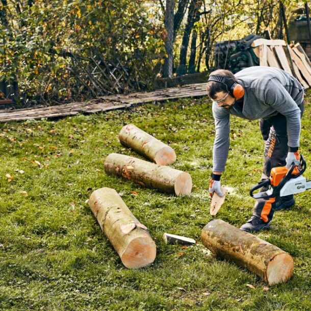 Hoe zaag je je eigen haardhout?
